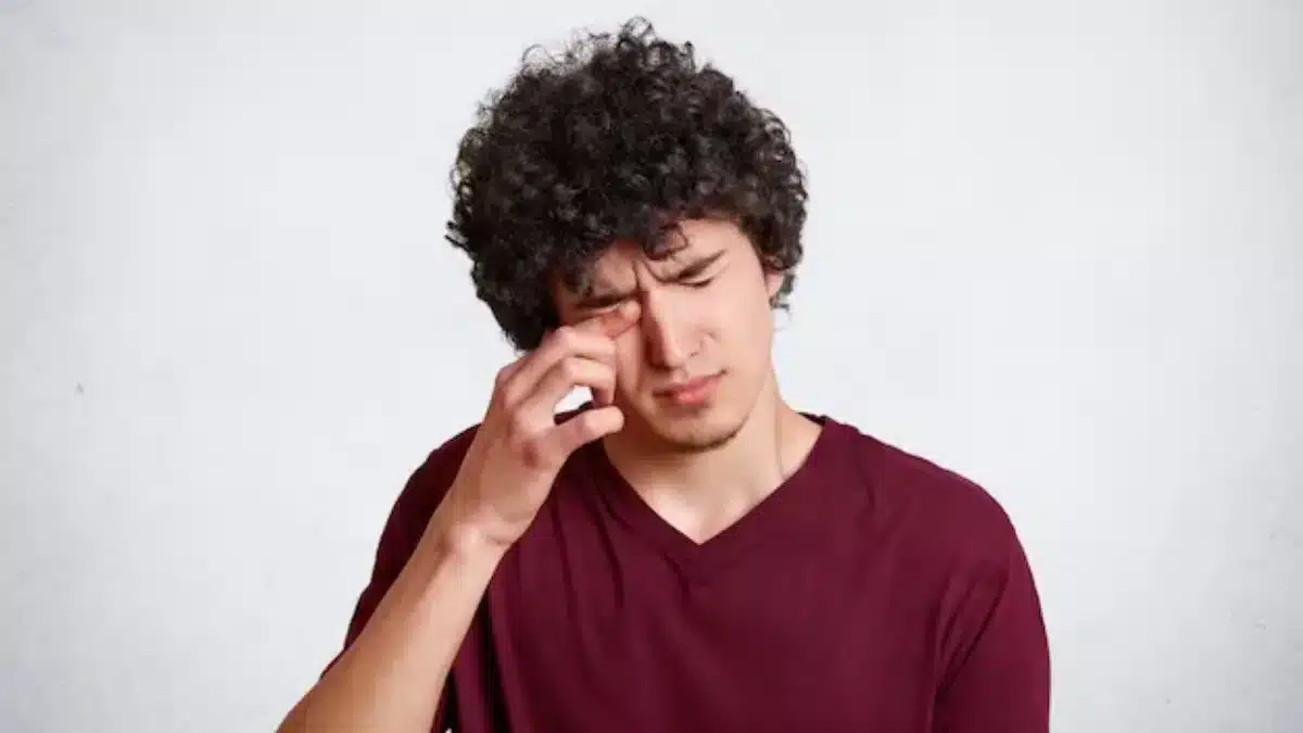eye pain and sensitivity to light