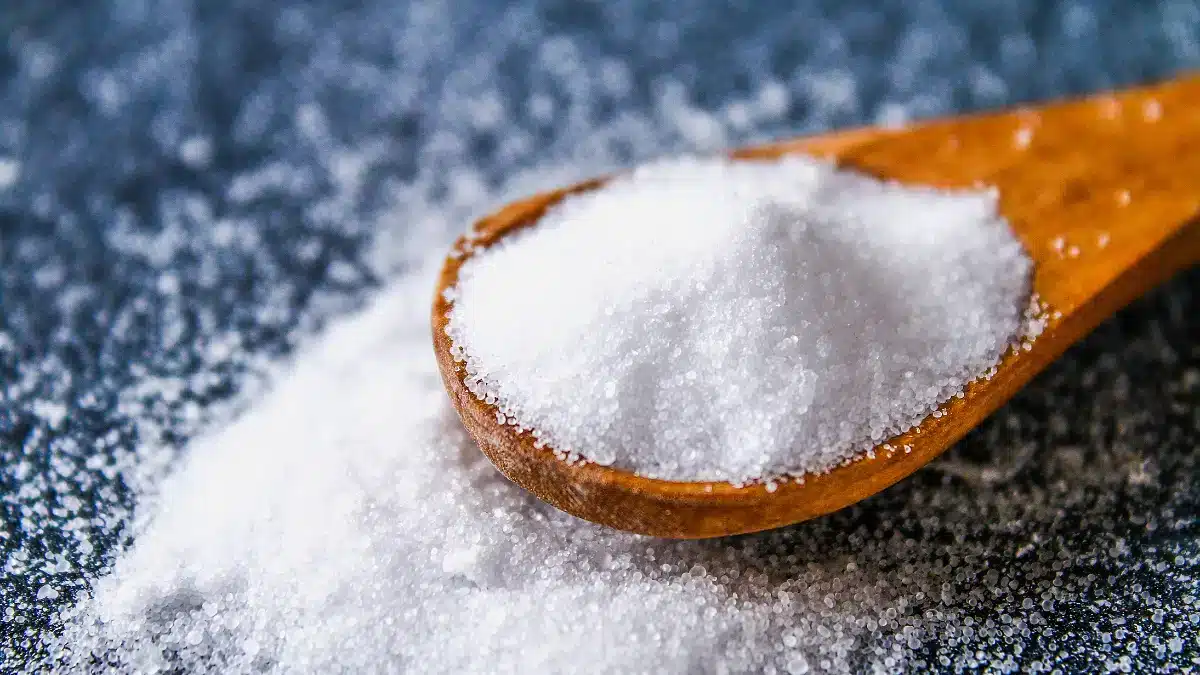 salt-causes-puffy-eyes